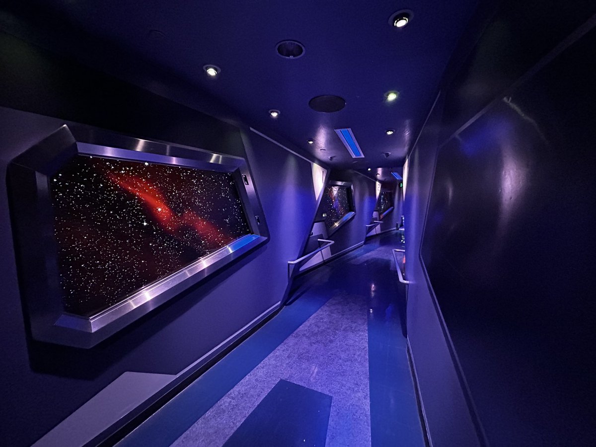 TustinRaider's tweet photo. Space Mountain was broken down for an hour. I immediately jumped in Single Rider when it reopened and beat the queue (#EmptyQueueProject, @robjyeo) and got some pics of the empty exit as well. The lighting was repaired and enhanced during the refurbishment. https://t.co/LDZjJsEhbW