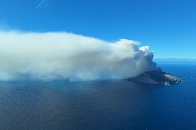 Low level eruption continues with variable gas and ash emissions at Whakaari/White Island. The Volcanic Alert Level remains at Level 3 (minor eruption) and the Aviation Colour Code remains at Orange.
Read the full bulletin here 👇
geonet.org.nz/vabs/5zhssQfba…