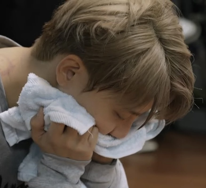 노래도 잘하고 춤도 잘추지만,
그것보다 마음이 예쁜사람이라 좋아해.
당연한걸 당연하다고 생각하지 않는 사람
좋은 일은 다 우리 덕분이라고 말하는 사람
포기하지 않고 끊임없이 노력해서, 이제야 빛을 발하는거야
포기하지 않고 노력해줘서 고마워