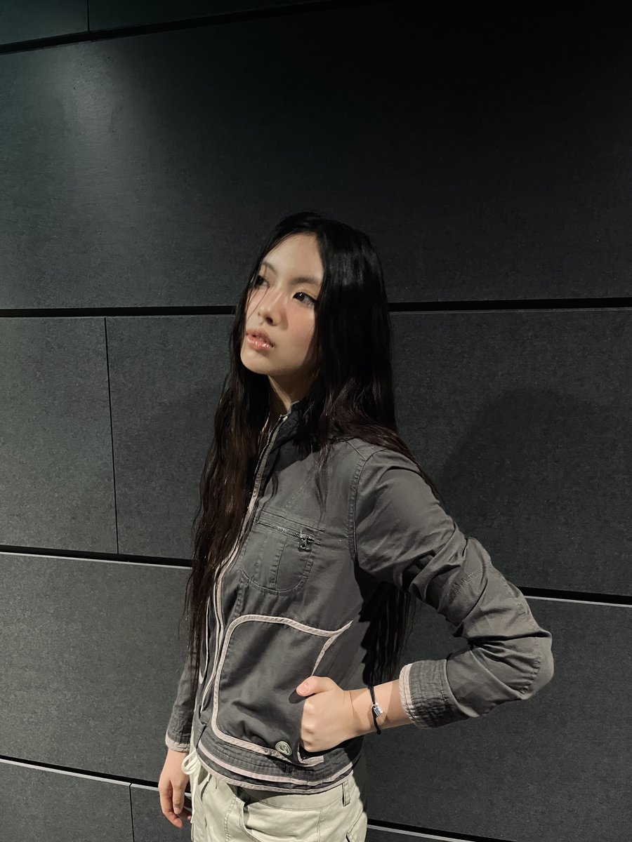 NewJeans_ADOR's tweet image. 🩶

#광고 @LouisVuitton
#LVforUNICEF #MAKEAPROMISE
#NewJeans #뉴진스 #HYEIN #혜인