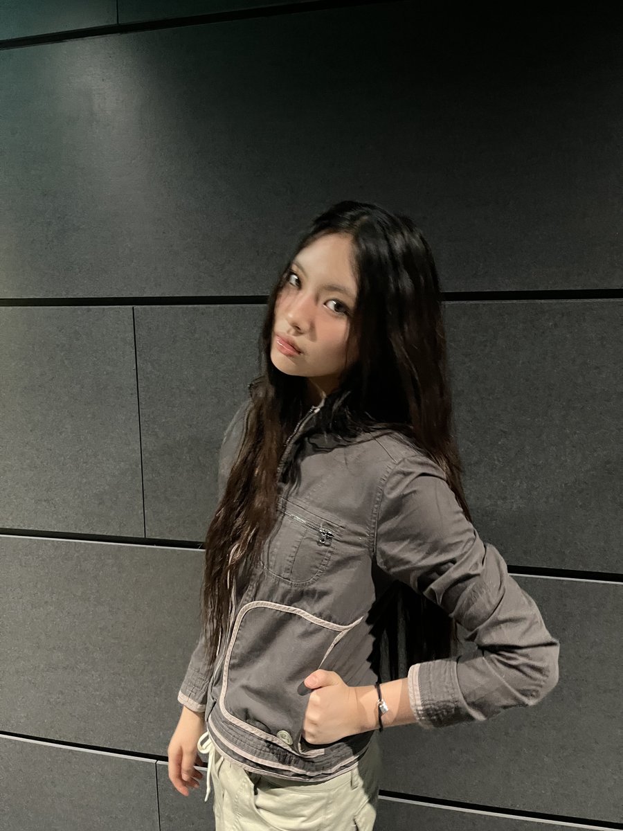 NewJeans_ADOR's tweet image. 🩶

#광고 @LouisVuitton
#LVforUNICEF #MAKEAPROMISE
#NewJeans #뉴진스 #HYEIN #혜인