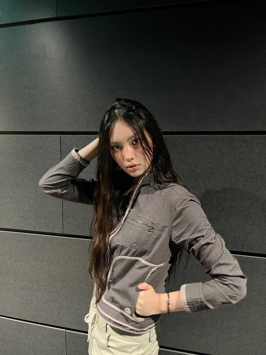 NewJeans_ADOR's tweet image. 🩶

#광고 @LouisVuitton
#LVforUNICEF #MAKEAPROMISE
#NewJeans #뉴진스 #HYEIN #혜인