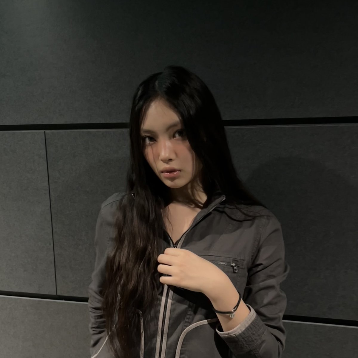 NewJeans_ADOR's tweet image. 🩶

#광고 @LouisVuitton
#LVforUNICEF #MAKEAPROMISE
#NewJeans #뉴진스 #HYEIN #혜인