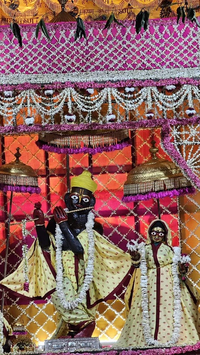 bhardwaj_astroG's tweet photo. 🌹🌹श्री गोविन्द देव जी के आज के मंगला आरती दर्शन जयपुर राजस्थान से🌹🌹#padmanabha #royalfamilyofjaipur #janmashthami #hrishikesh #madhusudan #damodar #jagganath #keshav #citypalacejaipur #gauranitai #radhavallabh #govinddevji #giriraj #govind #subhadra https://t.co/5rR7HOdbiq