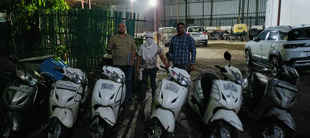 DCPWestDelhi's tweet photo. A DESPERATE AUTOLIFTER ARRESTED BY THE TEAM OF WEST DISTRICT

👉🏻  Accused Tarun Kumar @ Abhishek has previously been involved in 45 criminal cases
👉🏻  Six stolen scooty recovered
👉🏻  Total six cases have been worked out https://t.co/1ZMkLoayzs