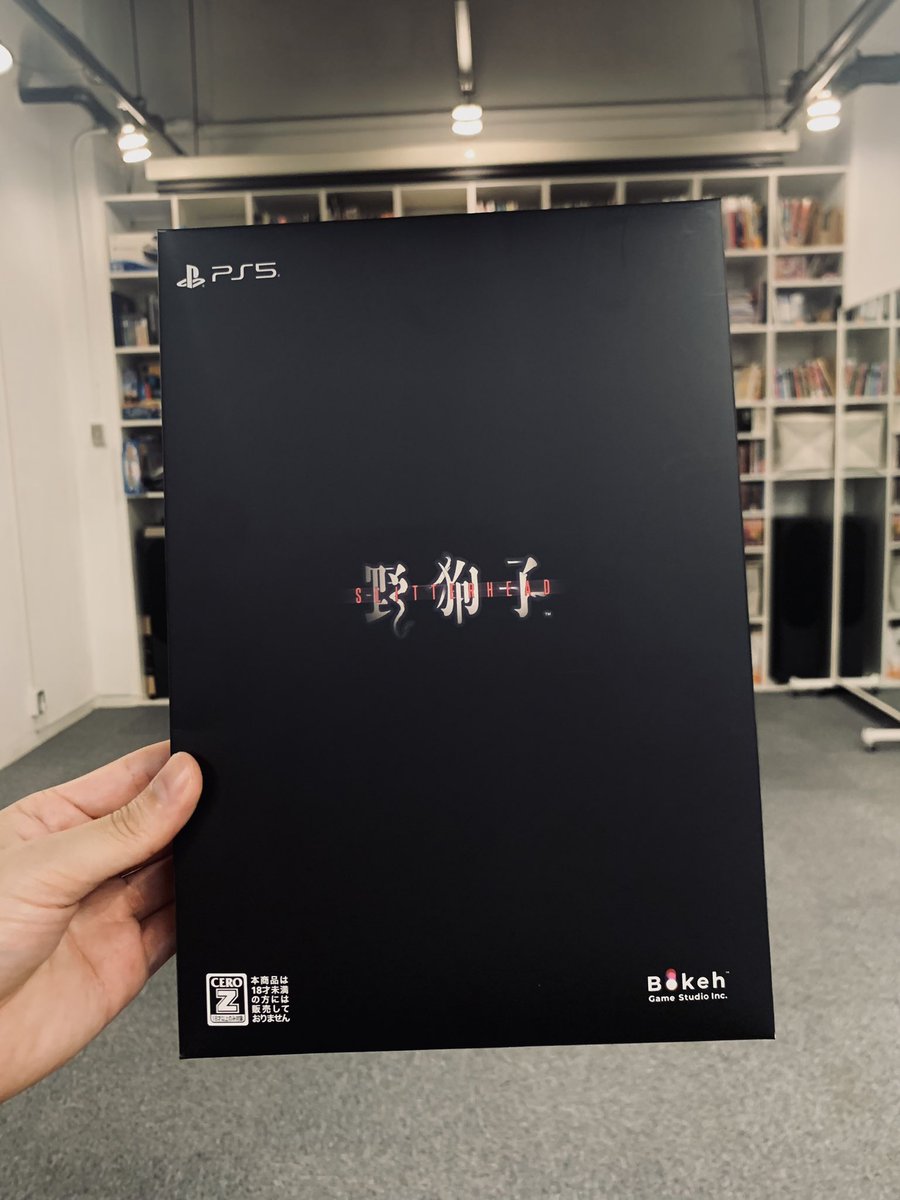 BokehGameStudio's tweet photo. Unboxed some promotional items and the sample of the special box for Slitterhead Maniac Edition! (Japan&Asia)
The color matte black is really cool I promise you’ll like it! 😎

『野狗子: Slitterhead』の限定版にあたるマニアックエディションの外装箱のサンプルと販促品がオフィスに届きました！
マットブラックの外装もすごくカッコイイので是非限定版の予約を！😎

#野狗子 #slitterhead