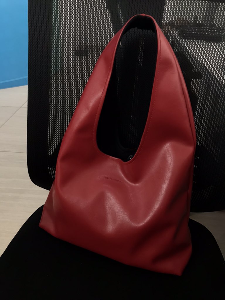 OreoBlackpink1's tweet image. ada yg cari limited studio bag medium cherry red?  #zonauang #zonajajan #prelovedbag