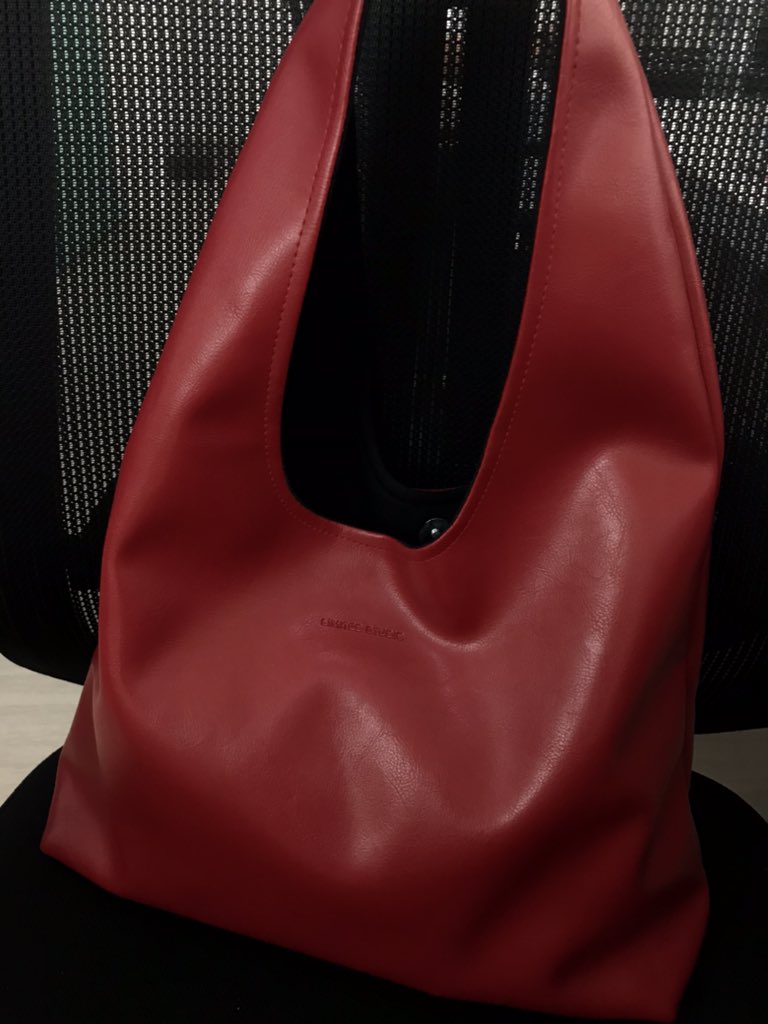 OreoBlackpink1's tweet image. ada yg cari limited studio bag medium cherry red?  #zonauang #zonajajan #prelovedbag