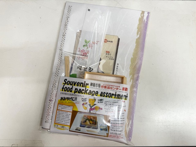 ORIKANEichiba's tweet photo. 【寿司折テーブルマット詰め合わせセット】

店内で販売している寿司折やお箸、テーブルマットなど10種類を一つづつ入れ詰め合わせセットにしました☺️

ご家庭でお料理屋さんを再現出来たり、寿司折をお持ち帰りも出来ます。

ぜひお手に取ってご覧ください

#折兼市場
#マルナカ食品センター https://t.co/rayrBd2lq4