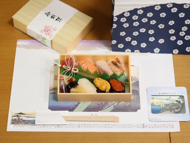 ORIKANEichiba's tweet photo. 【寿司折テーブルマット詰め合わせセット】

店内で販売している寿司折やお箸、テーブルマットなど10種類を一つづつ入れ詰め合わせセットにしました☺️

ご家庭でお料理屋さんを再現出来たり、寿司折をお持ち帰りも出来ます。

ぜひお手に取ってご覧ください

#折兼市場
#マルナカ食品センター https://t.co/rayrBd2lq4