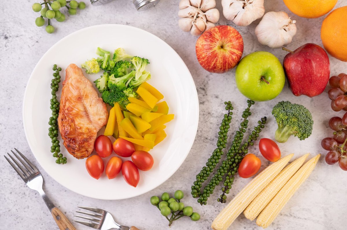 lailachiter's tweet photo. Plate full of color, flavor, and nutrients 🌈🌤️ Keeping it balanced with lean protein, fresh veggies, and a pop of fruits. Healthy eating is all about making vibrant, wholesome choices every day! 🍏🥦🍊 https://t.co/hQ0mn1x5rj