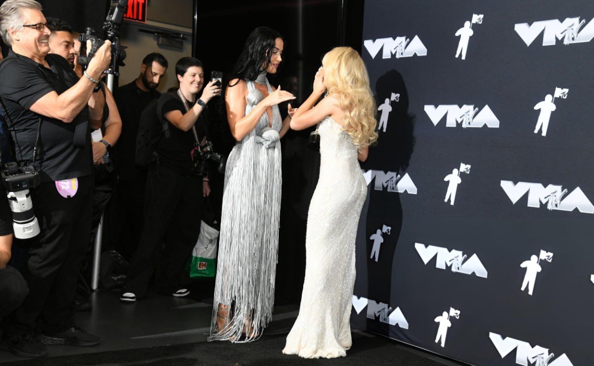 scarpenterbr's tweet photo. Sabrina Carpenter e Katy Perry no #VMAs! https://t.co/uHSKxPY2Ct