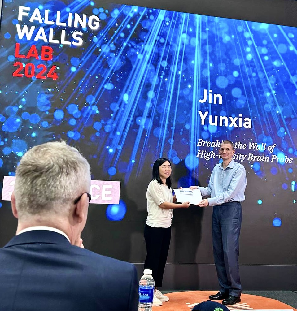 Dr Jin Yunxia from iHealthtech and Prof Lim Chwee Teck's lab has developed NeuroEdge, a graphene-based brain probe that records neuron activity 10x more densely than current tech. She won 3rd place at Falling Walls Lab Singapore 2024 for her innovation🚀! 👏🏻#Neurotech #Innovation