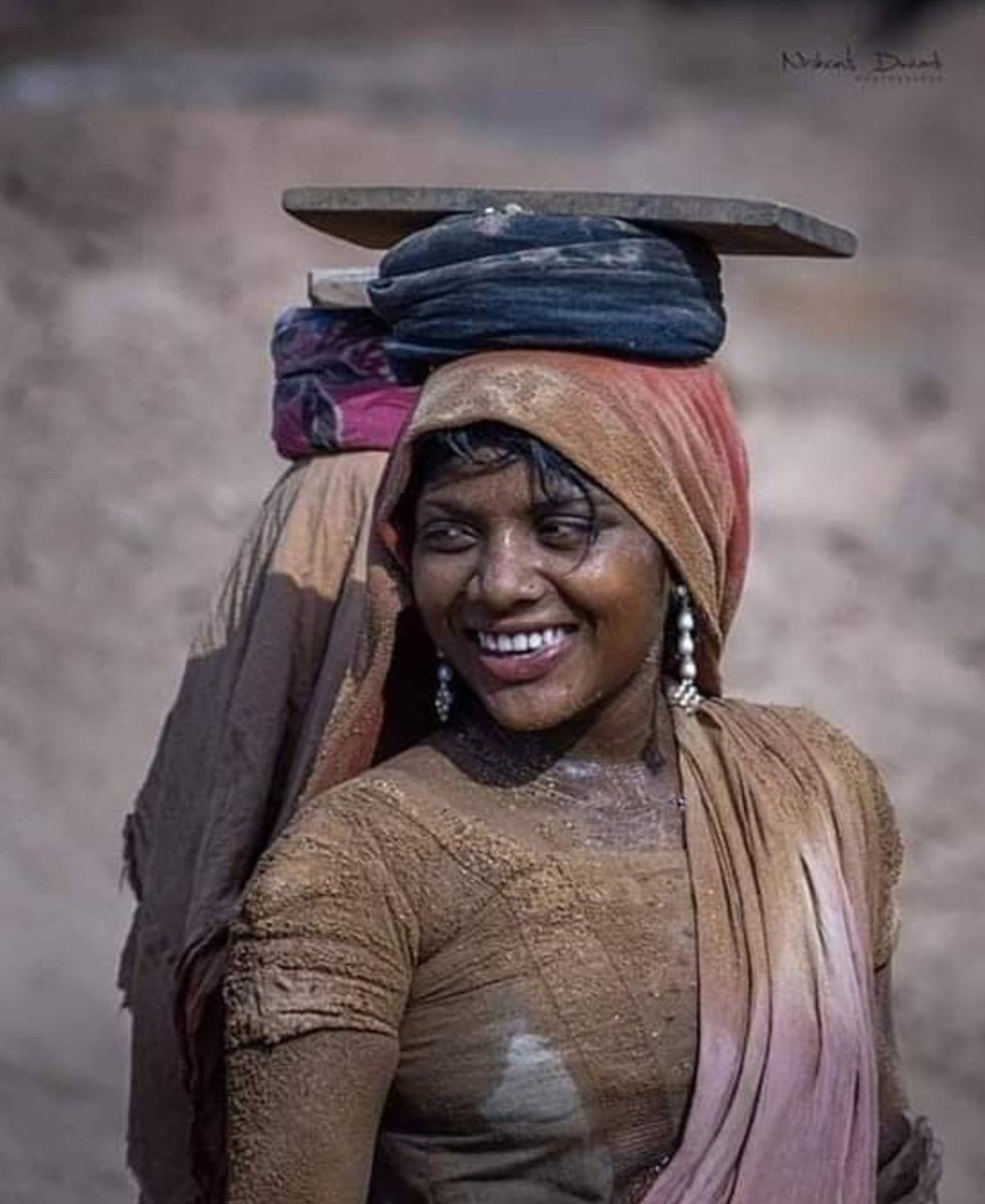 खूबसूरती अक्सर सांवलेपन में होती है...
  गोरे तो तब भी फरेबी थे और आज भी फरेबी है...!!