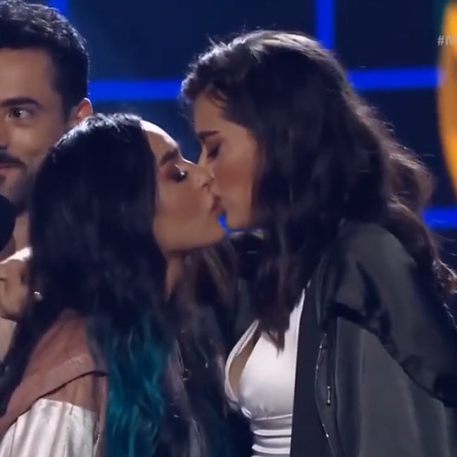 SpookyGirl_x's tweet image. Los dos besos más celebrados y que enloquecieron al público 🔥:

-Calle y Poché (#Caché), MTV MIAW 2019.
-Gala y Karime (#Garime), La Casa de los Famosos 2024.
