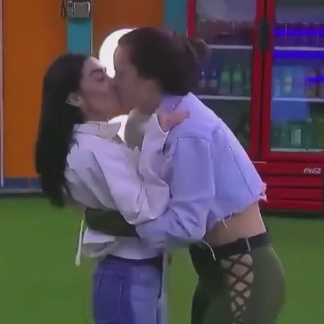 SpookyGirl_x's tweet image. Los dos besos más celebrados y que enloquecieron al público 🔥:

-Calle y Poché (#Caché), MTV MIAW 2019.
-Gala y Karime (#Garime), La Casa de los Famosos 2024.