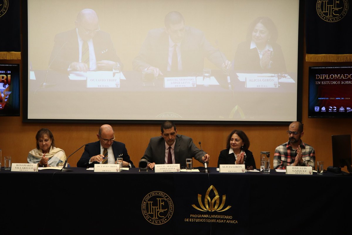 Hoy tuvimos la entrega de Diplomas para las y los alumnos que cursaron el Diplomado en Estudios sobre África 2023-2024. Se trata de la primera edición del Diplomado que contó como opción a titulación. 

¡Enhorabuena a nuestra nueva generación de futuros africanistas! 🌍🥳