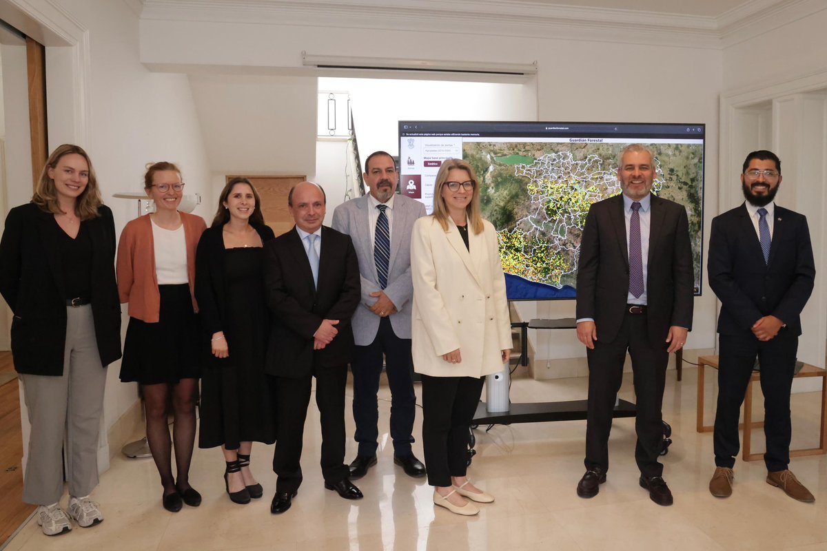 EmbNorMexCA's tweet photo. ¿Sabías que 🇳🇴 ha dado imágenes satelitales al gobierno de Michoacán para que pueda identificar deforestación en tiempo real? 

Me emocionó ver los impresionantes resultados gracias al compromiso del gobernador @ARBedolla y su equipo.

¡Con colaboraciones así avanzamos juntos! 🤝 https://t.co/K6FNyheqz6