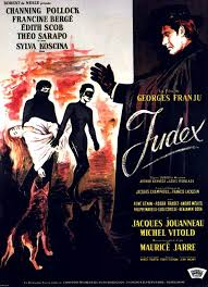 merlinpapin3's tweet photo. .@FredOL69007 #DéfiCinéClassique2024 Septembre (Maurice Jarre) avec le film (découverte) #Judex de Georges Franju (1963) avec Channing Pollock Edith Scob Jacques Jouanneau Michel Vitold Francine Bergé Philippe Mareuil Théo Sarapo Sylva Koscina Roger Fradet René Génin Jean Degrave Bernard Charlan Max Montavon Pierre Vernet
Favraux, un banquier véreux, reçoit un mystérieux message signé Judex lui enjoignant de distribuer ses biens aux pauvres. Il se garde bien d'obéir et commet un nouveau méfait.
Mais le jour des fiançailles de sa fille, Jacqueline, à l'heure dite, le justicier Judex met à exécution ses menaces...
"Judex" (1963) de Georges Franju est un film profondément enraciné dans le cinéma de genre et un hommage direct au maître du serial muet, Louis Feuillade, notamment à travers son personnage emblématique de justicier masqué. Franju, connu pour son style visuel riche et son goût pour l'étrange, recrée ici l'atmosphère des feuilletons populaires du début du XXe siècle, en y ajoutant sa propre touche singulière et poétique.
Le film raconte l’histoire de Judex, un mystérieux justicier masqué qui se lance dans une campagne de vengeance contre un banquier corrompu, Favraux. Il orchestre des enlèvements et des machinations complexes tout en se révélant peu à peu un héros ambigu, à la fois sombre et empreint de justice. Ce personnage rappelle inévitablement les héros populaires du cinéma muet, tels que Fantômas ou Les Vampires, mais aussi les super-héros modernes à la Zorro ou Batman, figures emblématiques du bien luttant contre le mal sous couvert d’une identité secrète.
Le film, tout comme les serials de Feuillade, mélange le mystère et la mystique, cultivant une ambiance à la fois fantastique et énigmatique. Franju joue avec les archétypes du genre pour en tirer un spectacle à la fois nostalgique et captivant. Le cadre est baigné dans une noirceur propice aux intrigues secrètes et aux rebondissements dramatiques. Les coups de thé��tre abondent : fausses morts, trahisons, révélations surprenantes. Chaque scène semble emprunter à une logique de rêve ou de cauchemar, où tout peut arriver à tout moment, renforçant le côté ludique et imprévisible du film.
L’ambiance noire et inquiétante du film rappelle les séries des années 60 que l’on regardait en cachette, sous la couverture, par crainte des frissons provoqués par des personnages énigmatiques et des histoires ténébreuses. La noirceur du film de Franju est palpable, tant dans ses décors que dans sa mise en scène. Les séquences sont souvent tournées dans des espaces clos et confinés, accentuant le sentiment de claustrophobie et de mystère. La photographie en noir et blanc ajoute une dimension gothique, presque surnaturelle, à l’ensemble, un élément caractéristique du cinéma de Franju.
Cependant, malgré toute la réussite visuelle et atmosphérique du film, il est vrai que certains aspects techniques peuvent laisser à désirer. Le son, parfois un peu terne, et les cascades, un peu maladroites, semblent dater d’une autre époque, rappelant que ce film est un hommage, et non une réinvention moderne du genre. Pourtant, ces légers défauts techniques ne font qu’ajouter au charme rétro de l’œuvre. L’action est plus symbolique que réaliste, et les imperfections deviennent une part intégrante de l’esthétique du film.
Franju n’est pas tant intéressé par la perfection technique que par la création d’une ambiance. Et en cela, il excelle. Ce film est avant tout une œuvre atmosphérique, où chaque plan est conçu pour évoquer un certain état d’esprit, une certaine émotion. Il y a quelque chose d’onirique, presque hypnotique, dans sa mise en scène. Le film dégage une poésie sombre, parfois absurde, à la manière des rêves étranges qui nous laissent des impressions fugaces et mystérieuses.
L'interprétation de Channing Pollock dans le rôle de Judex contribue à cette aura de mystère. Silencieux, impassible, il incarne le justicier masqué avec une présence presque fantomatique, ajoutant une couche de distance et de froideur à ce héros énigmatique. À ses côtés, Francine Bergé est captivante dans le rôle de la méchante Diana Monti, offrant un contrepoint flamboyant à la retenue de Pollock. Elle apporte une intensité dramatique et une touche de perversité qui enrichit l’intrigue.