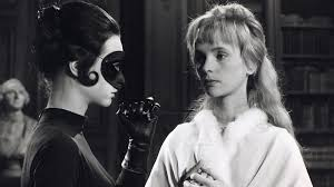merlinpapin3's tweet photo. .@FredOL69007 #DéfiCinéClassique2024 Septembre (Maurice Jarre) avec le film (découverte) #Judex de Georges Franju (1963) avec Channing Pollock Edith Scob Jacques Jouanneau Michel Vitold Francine Bergé Philippe Mareuil Théo Sarapo Sylva Koscina Roger Fradet René Génin Jean Degrave Bernard Charlan Max Montavon Pierre Vernet
Favraux, un banquier véreux, reçoit un mystérieux message signé Judex lui enjoignant de distribuer ses biens aux pauvres. Il se garde bien d'obéir et commet un nouveau méfait.
Mais le jour des fiançailles de sa fille, Jacqueline, à l'heure dite, le justicier Judex met à exécution ses menaces...
"Judex" (1963) de Georges Franju est un film profondément enraciné dans le cinéma de genre et un hommage direct au maître du serial muet, Louis Feuillade, notamment à travers son personnage emblématique de justicier masqué. Franju, connu pour son style visuel riche et son goût pour l'étrange, recrée ici l'atmosphère des feuilletons populaires du début du XXe siècle, en y ajoutant sa propre touche singulière et poétique.
Le film raconte l’histoire de Judex, un mystérieux justicier masqué qui se lance dans une campagne de vengeance contre un banquier corrompu, Favraux. Il orchestre des enlèvements et des machinations complexes tout en se révélant peu à peu un héros ambigu, à la fois sombre et empreint de justice. Ce personnage rappelle inévitablement les héros populaires du cinéma muet, tels que Fantômas ou Les Vampires, mais aussi les super-héros modernes à la Zorro ou Batman, figures emblématiques du bien luttant contre le mal sous couvert d’une identité secrète.
Le film, tout comme les serials de Feuillade, mélange le mystère et la mystique, cultivant une ambiance à la fois fantastique et énigmatique. Franju joue avec les archétypes du genre pour en tirer un spectacle à la fois nostalgique et captivant. Le cadre est baigné dans une noirceur propice aux intrigues secrètes et aux rebondissements dramatiques. Les coups de thé��tre abondent : fausses morts, trahisons, révélations surprenantes. Chaque scène semble emprunter à une logique de rêve ou de cauchemar, où tout peut arriver à tout moment, renforçant le côté ludique et imprévisible du film.
L’ambiance noire et inquiétante du film rappelle les séries des années 60 que l’on regardait en cachette, sous la couverture, par crainte des frissons provoqués par des personnages énigmatiques et des histoires ténébreuses. La noirceur du film de Franju est palpable, tant dans ses décors que dans sa mise en scène. Les séquences sont souvent tournées dans des espaces clos et confinés, accentuant le sentiment de claustrophobie et de mystère. La photographie en noir et blanc ajoute une dimension gothique, presque surnaturelle, à l’ensemble, un élément caractéristique du cinéma de Franju.
Cependant, malgré toute la réussite visuelle et atmosphérique du film, il est vrai que certains aspects techniques peuvent laisser à désirer. Le son, parfois un peu terne, et les cascades, un peu maladroites, semblent dater d’une autre époque, rappelant que ce film est un hommage, et non une réinvention moderne du genre. Pourtant, ces légers défauts techniques ne font qu’ajouter au charme rétro de l’œuvre. L’action est plus symbolique que réaliste, et les imperfections deviennent une part intégrante de l’esthétique du film.
Franju n’est pas tant intéressé par la perfection technique que par la création d’une ambiance. Et en cela, il excelle. Ce film est avant tout une œuvre atmosphérique, où chaque plan est conçu pour évoquer un certain état d’esprit, une certaine émotion. Il y a quelque chose d’onirique, presque hypnotique, dans sa mise en scène. Le film dégage une poésie sombre, parfois absurde, à la manière des rêves étranges qui nous laissent des impressions fugaces et mystérieuses.
L'interprétation de Channing Pollock dans le rôle de Judex contribue à cette aura de mystère. Silencieux, impassible, il incarne le justicier masqué avec une présence presque fantomatique, ajoutant une couche de distance et de froideur à ce héros énigmatique. À ses côtés, Francine Bergé est captivante dans le rôle de la méchante Diana Monti, offrant un contrepoint flamboyant à la retenue de Pollock. Elle apporte une intensité dramatique et une touche de perversité qui enrichit l’intrigue.