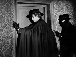 merlinpapin3's tweet photo. .@FredOL69007 #DéfiCinéClassique2024 Septembre (Maurice Jarre) avec le film (découverte) #Judex de Georges Franju (1963) avec Channing Pollock Edith Scob Jacques Jouanneau Michel Vitold Francine Bergé Philippe Mareuil Théo Sarapo Sylva Koscina Roger Fradet René Génin Jean Degrave Bernard Charlan Max Montavon Pierre Vernet
Favraux, un banquier véreux, reçoit un mystérieux message signé Judex lui enjoignant de distribuer ses biens aux pauvres. Il se garde bien d'obéir et commet un nouveau méfait.
Mais le jour des fiançailles de sa fille, Jacqueline, à l'heure dite, le justicier Judex met à exécution ses menaces...
"Judex" (1963) de Georges Franju est un film profondément enraciné dans le cinéma de genre et un hommage direct au maître du serial muet, Louis Feuillade, notamment à travers son personnage emblématique de justicier masqué. Franju, connu pour son style visuel riche et son goût pour l'étrange, recrée ici l'atmosphère des feuilletons populaires du début du XXe siècle, en y ajoutant sa propre touche singulière et poétique.
Le film raconte l’histoire de Judex, un mystérieux justicier masqué qui se lance dans une campagne de vengeance contre un banquier corrompu, Favraux. Il orchestre des enlèvements et des machinations complexes tout en se révélant peu à peu un héros ambigu, à la fois sombre et empreint de justice. Ce personnage rappelle inévitablement les héros populaires du cinéma muet, tels que Fantômas ou Les Vampires, mais aussi les super-héros modernes à la Zorro ou Batman, figures emblématiques du bien luttant contre le mal sous couvert d’une identité secrète.
Le film, tout comme les serials de Feuillade, mélange le mystère et la mystique, cultivant une ambiance à la fois fantastique et énigmatique. Franju joue avec les archétypes du genre pour en tirer un spectacle à la fois nostalgique et captivant. Le cadre est baigné dans une noirceur propice aux intrigues secrètes et aux rebondissements dramatiques. Les coups de thé��tre abondent : fausses morts, trahisons, révélations surprenantes. Chaque scène semble emprunter à une logique de rêve ou de cauchemar, où tout peut arriver à tout moment, renforçant le côté ludique et imprévisible du film.
L’ambiance noire et inquiétante du film rappelle les séries des années 60 que l’on regardait en cachette, sous la couverture, par crainte des frissons provoqués par des personnages énigmatiques et des histoires ténébreuses. La noirceur du film de Franju est palpable, tant dans ses décors que dans sa mise en scène. Les séquences sont souvent tournées dans des espaces clos et confinés, accentuant le sentiment de claustrophobie et de mystère. La photographie en noir et blanc ajoute une dimension gothique, presque surnaturelle, à l’ensemble, un élément caractéristique du cinéma de Franju.
Cependant, malgré toute la réussite visuelle et atmosphérique du film, il est vrai que certains aspects techniques peuvent laisser à désirer. Le son, parfois un peu terne, et les cascades, un peu maladroites, semblent dater d’une autre époque, rappelant que ce film est un hommage, et non une réinvention moderne du genre. Pourtant, ces légers défauts techniques ne font qu’ajouter au charme rétro de l’œuvre. L’action est plus symbolique que réaliste, et les imperfections deviennent une part intégrante de l’esthétique du film.
Franju n’est pas tant intéressé par la perfection technique que par la création d’une ambiance. Et en cela, il excelle. Ce film est avant tout une œuvre atmosphérique, où chaque plan est conçu pour évoquer un certain état d’esprit, une certaine émotion. Il y a quelque chose d’onirique, presque hypnotique, dans sa mise en scène. Le film dégage une poésie sombre, parfois absurde, à la manière des rêves étranges qui nous laissent des impressions fugaces et mystérieuses.
L'interprétation de Channing Pollock dans le rôle de Judex contribue à cette aura de mystère. Silencieux, impassible, il incarne le justicier masqué avec une présence presque fantomatique, ajoutant une couche de distance et de froideur à ce héros énigmatique. À ses côtés, Francine Bergé est captivante dans le rôle de la méchante Diana Monti, offrant un contrepoint flamboyant à la retenue de Pollock. Elle apporte une intensité dramatique et une touche de perversité qui enrichit l’intrigue.