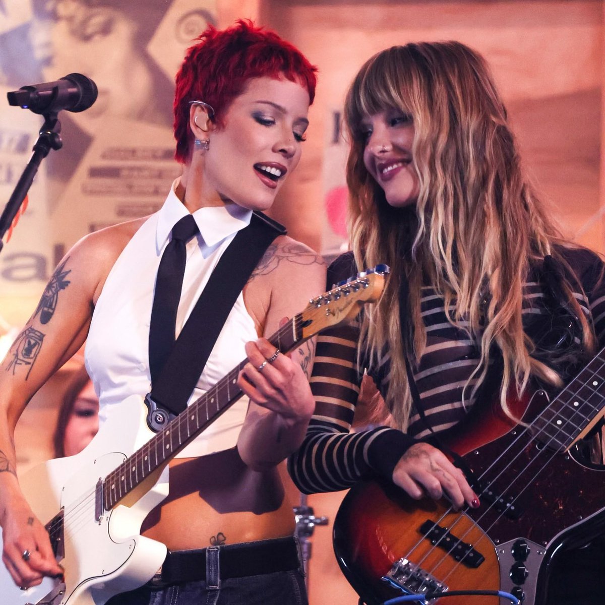 halsey's tweet photo. My dream 90s garage rock band for EGO at the @vmas🤘🏼 4 dolls in a dollhouse. I’m so proud of this whole performance and I built every detail of it myself because I was determined to go up there and have FUN. AND I DID. https://t.co/hXn9XL4cFR