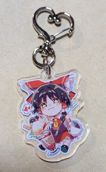 試しに頼んだ2年前から作ってみたかったモグモグ霊夢さんのアクキーが届いた。可愛い 