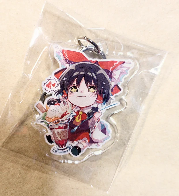 試しに頼んだ2年前から作ってみたかったモグモグ霊夢さんのアクキーが届いた。可愛い 