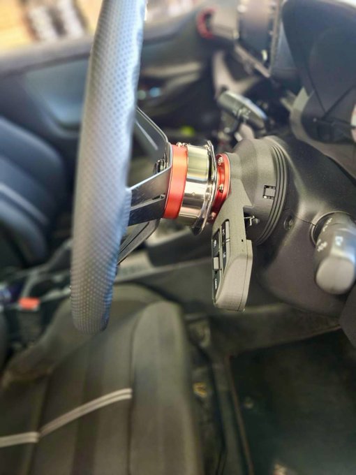 carvan_official's tweet photo. ナルディ2024数量限定モデル”レッドステッチ&レッドロゴ”+ワークスベル ラフィックスⅡ
車検対応ステアリング脱着システム👍
#NARDI #RAPFIX #GRヤリス https://t.co/5B25HA2bIV