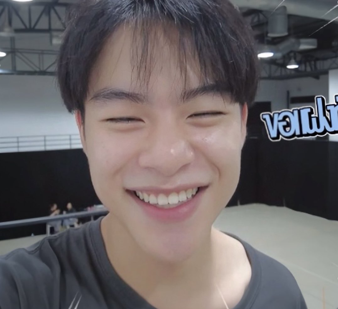 มาร์คคริสใน mv ตาดุมากกกก น่ากลัวโค่สอะ แล้วมาดูมาร์คในชีวิตจริง เปนน้องไข่ต้มอารมณ์ดีสุดสุด ◜◡◝