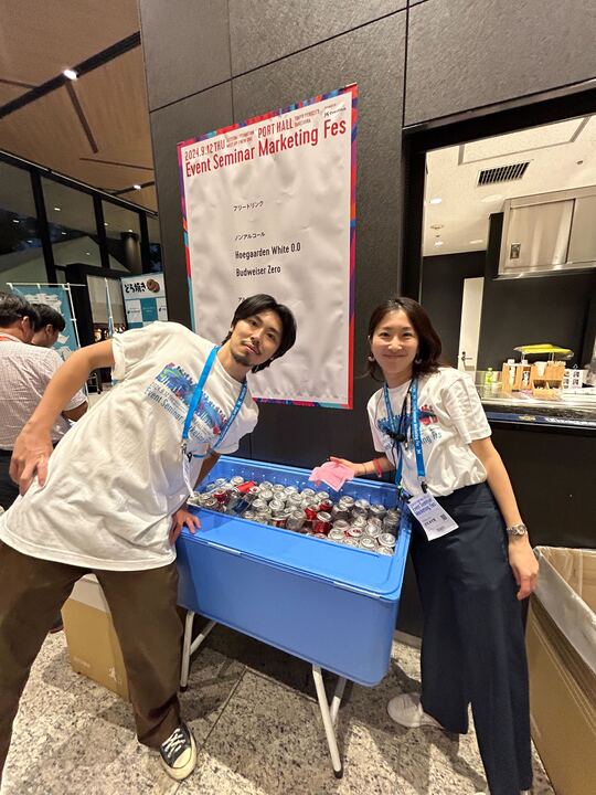 EventHub_inc's tweet photo. 懇親会のスタートです!
会場の中も外も大賑わい。外も気持ちいいですね!
ビール日本酒・ノンアルコール・キーマカレーなど色々
ご準備しております!
#ESMFes #EventHub https://t.co/ahnwZRUtsr