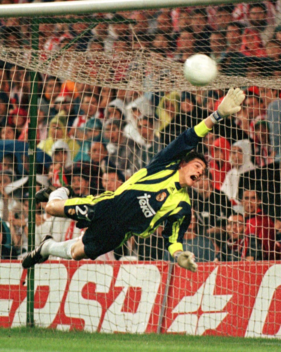 realmadrid's tweet photo. ✨ ¡Se cumplen 2️⃣5️⃣ años del debut de @IkerCasillas! 
#RealFootball | #OTD https://t.co/jgO3TFXZJf