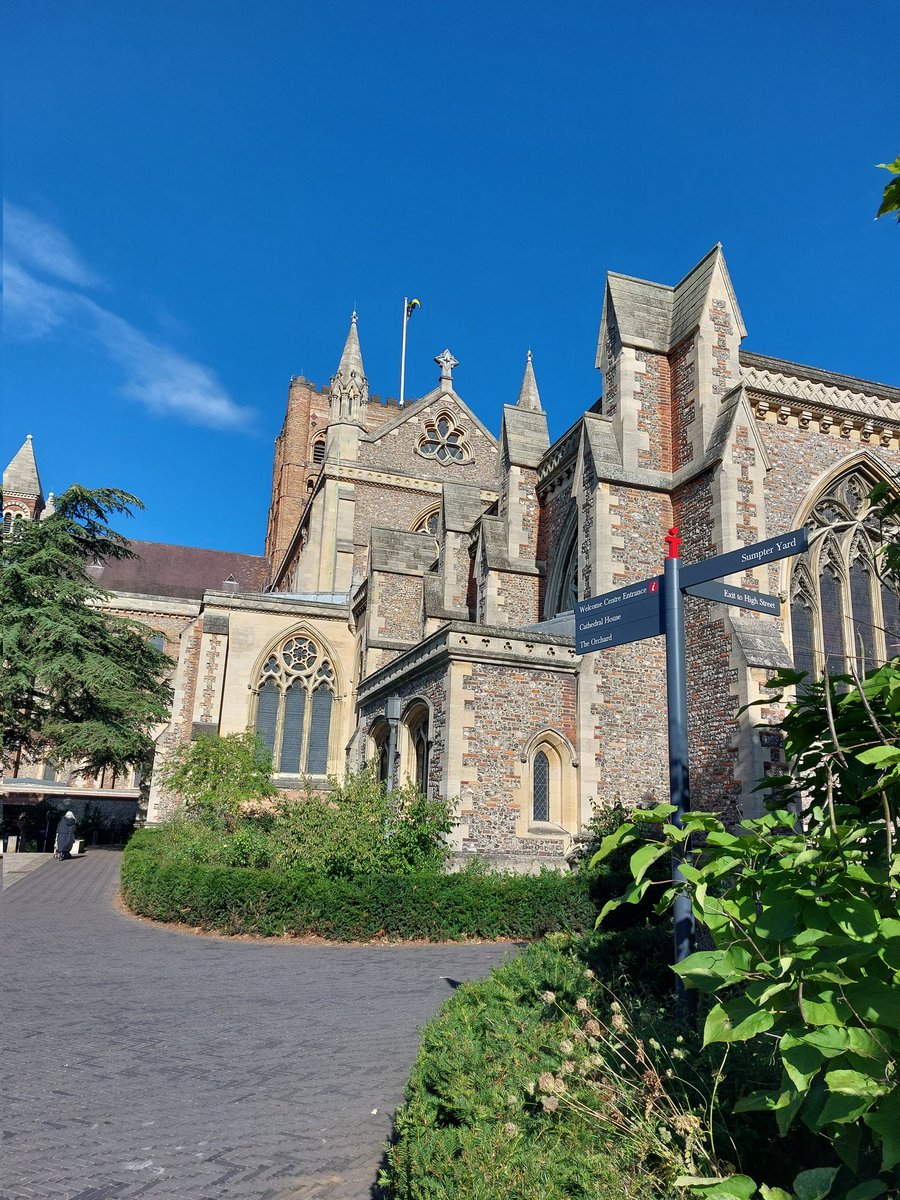 HertfordshireCS's tweet photo. A beautiful morning, and the start of our second day of September graduation ceremonies for the School of Physics, Engineering and Computer Science at the University of Hertfordshire @UniofHerts #GoHerts #HertsGrad #ClassOf2024 https://t.co/XOYPyKQPQF
