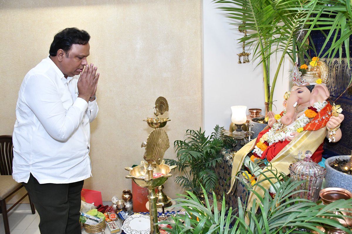 ॐ गं गणपतये नमः।

गणेशोत्सवाच्या शुभ प्रसंगी वांद्रे पश्चिम मतदारसंघातील सांताक्रुझ येथील साउथ एवेन्यू परिसरात राहणाऱ्या लीना मोगरे यांच्या घरी विराजमान झालेल्या श्री गणेशाचे दर्शन घेऊन, त्यांना शुभेच्छा दिल्या. 

#GanpatiBappaMorya #AshishShelar