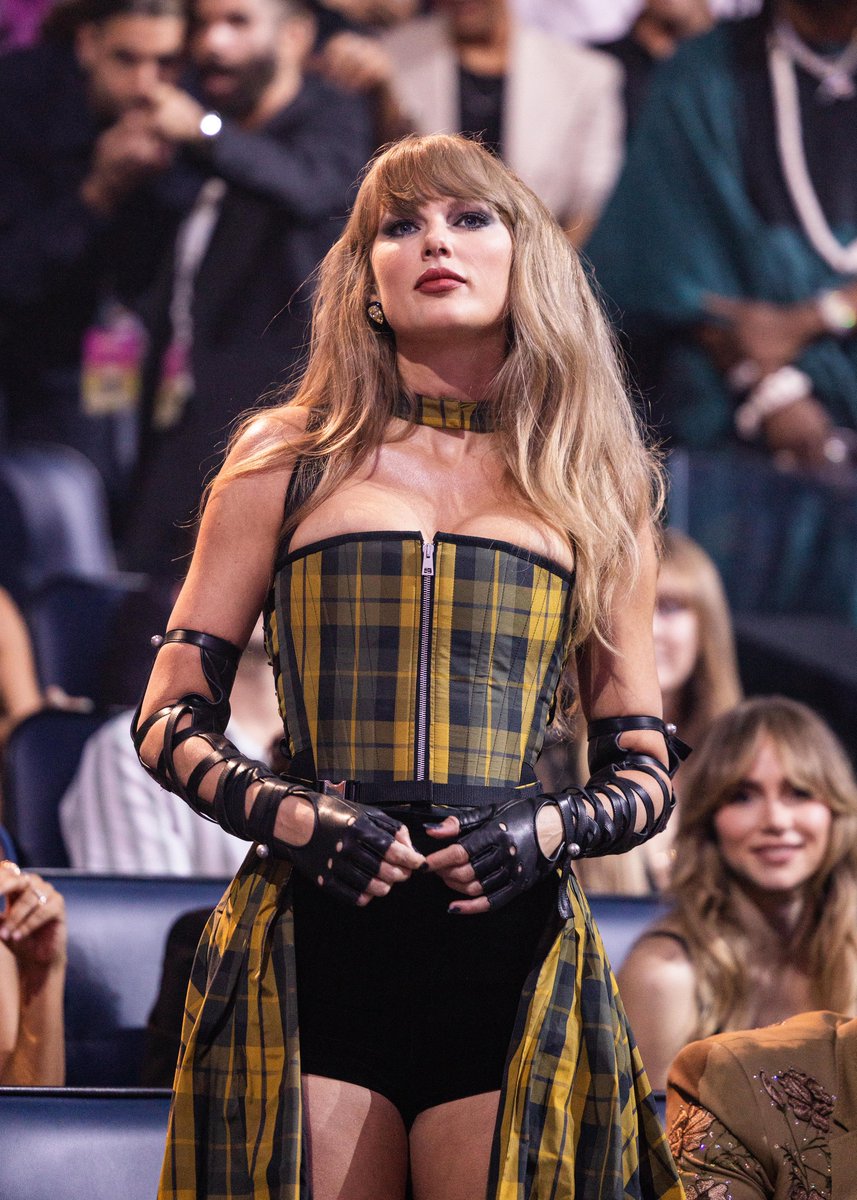 4k_taylorr's tweet photo. #VMAs https://t.co/kuvXpm97kZ