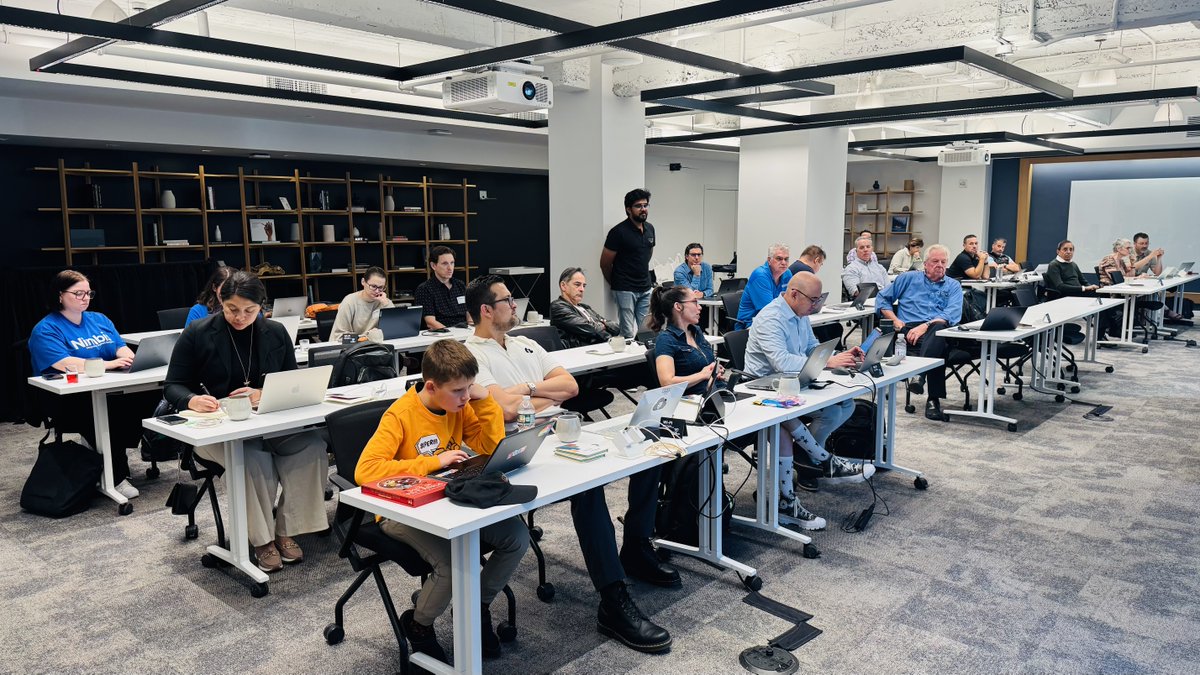 ZohoProjects's tweet image. We had an amazing time in the New York Roadshow. Despite a last minute change of venue, we had a full-house. Next up on the doc is Chicago, so come visit us there!

Register here: zoho.to/RoadshowLP