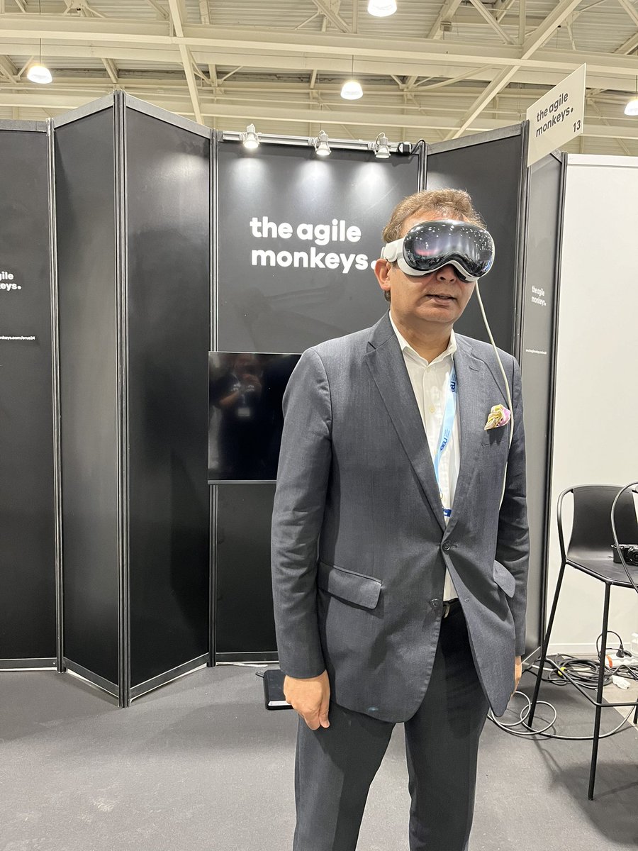 prokarurol's tweet photo. Have been to many @ArcticMonkeys concerts but never heard of @theagilemonkeys until #ERUS24 
Testing the @AppleVisionPro for computer vision and education in robotic surgery.
Kinder to the neck.
May enhance surgical performance.
Watch this space.. https://t.co/GsLhrGPvWS