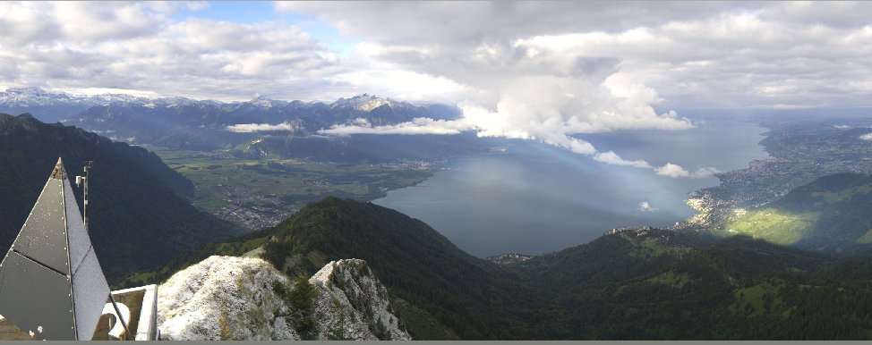 meteosuisse's tweet photo. Une #ligne de convergence (des vents arrivant de plusieurs directions se sont rencontrés sur cette zone) s'est matérialisée ce matin sur le #Léman et a été capturée par la caméra #RoundShot des #RochersdeNaye. On peut également y admirer quelques flocons sur les sommets! https://t.co/3Jzkpjhy7D