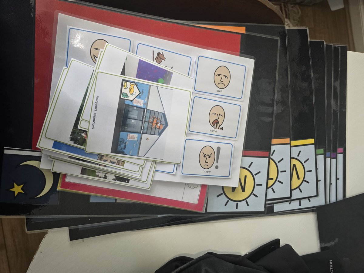 ATtherapy2012's tweet image. Sally uses symbols to give R an overview of each day’s activities. They incorporate a switch with specific songs and hand creams, each associated with a particular day. Sally encourages R to smell the hand cream. 🌸

#speechtherapy #speechtherapist #sensoryinput #switchwork #AAC