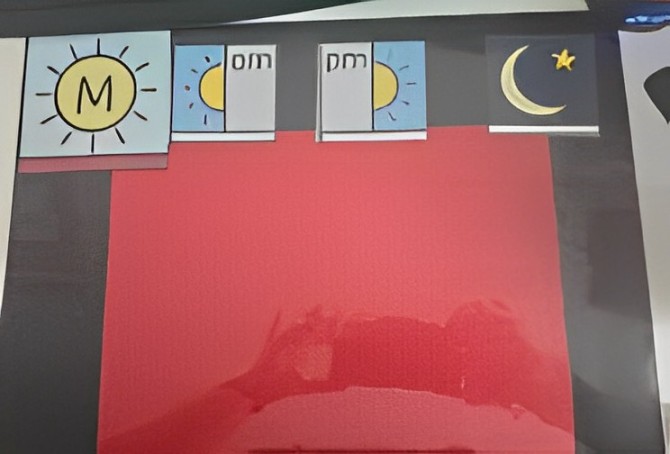 ATtherapy2012's tweet image. Sally uses symbols to give R an overview of each day’s activities. They incorporate a switch with specific songs and hand creams, each associated with a particular day. Sally encourages R to smell the hand cream. 🌸

#speechtherapy #speechtherapist #sensoryinput #switchwork #AAC