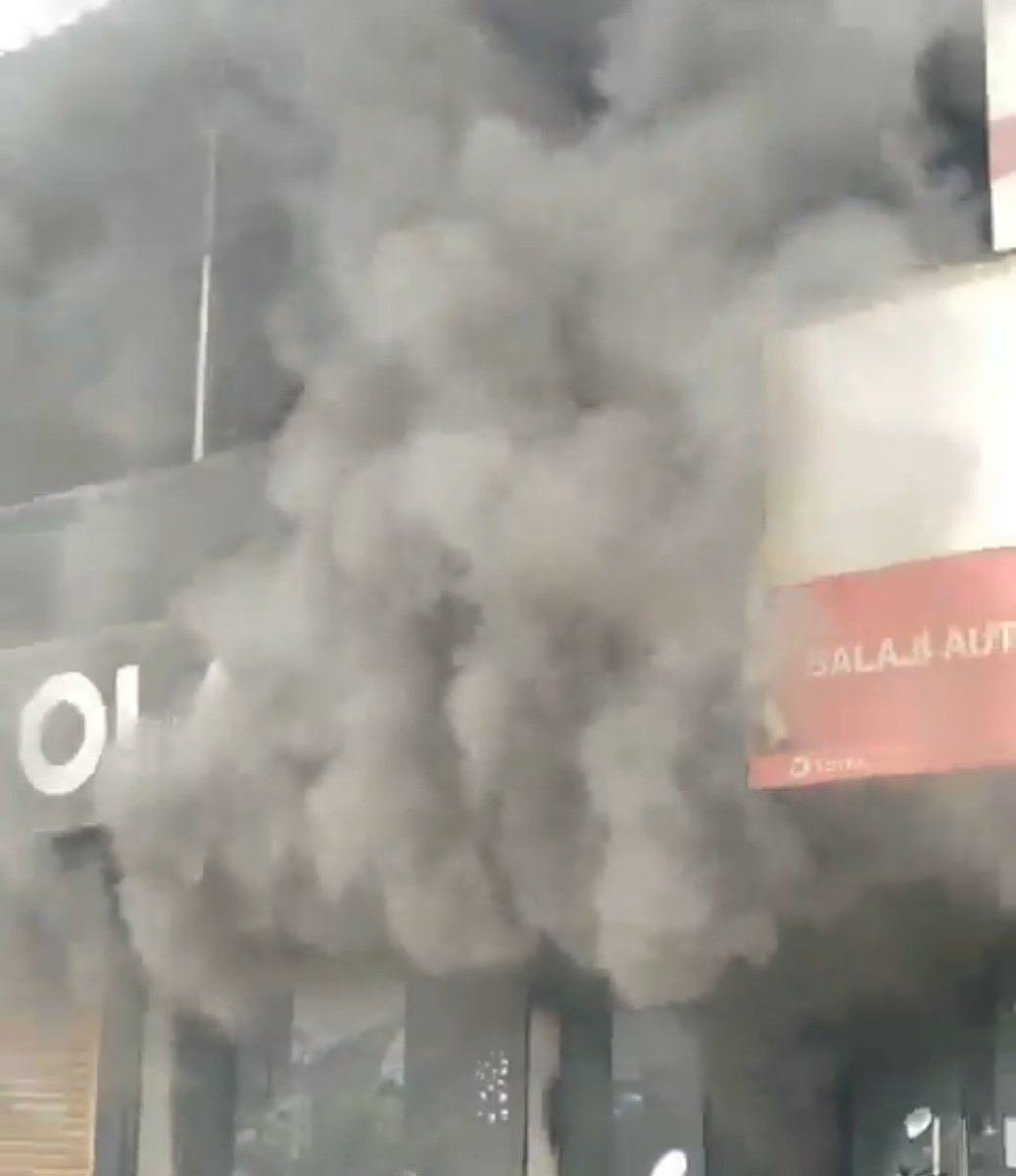 IndianTrendsHub's tweet photo. 🚨 A 26-year-old man was arrested in Karnataka for allegedly setting fire to an Ola Electric showroom due to dissatisfaction with the servicing of his recently purchased e-scooter.
#Ola #OlaElectric #Karnataka #OlaFire #Fire https://t.co/nRaIXDw16j
