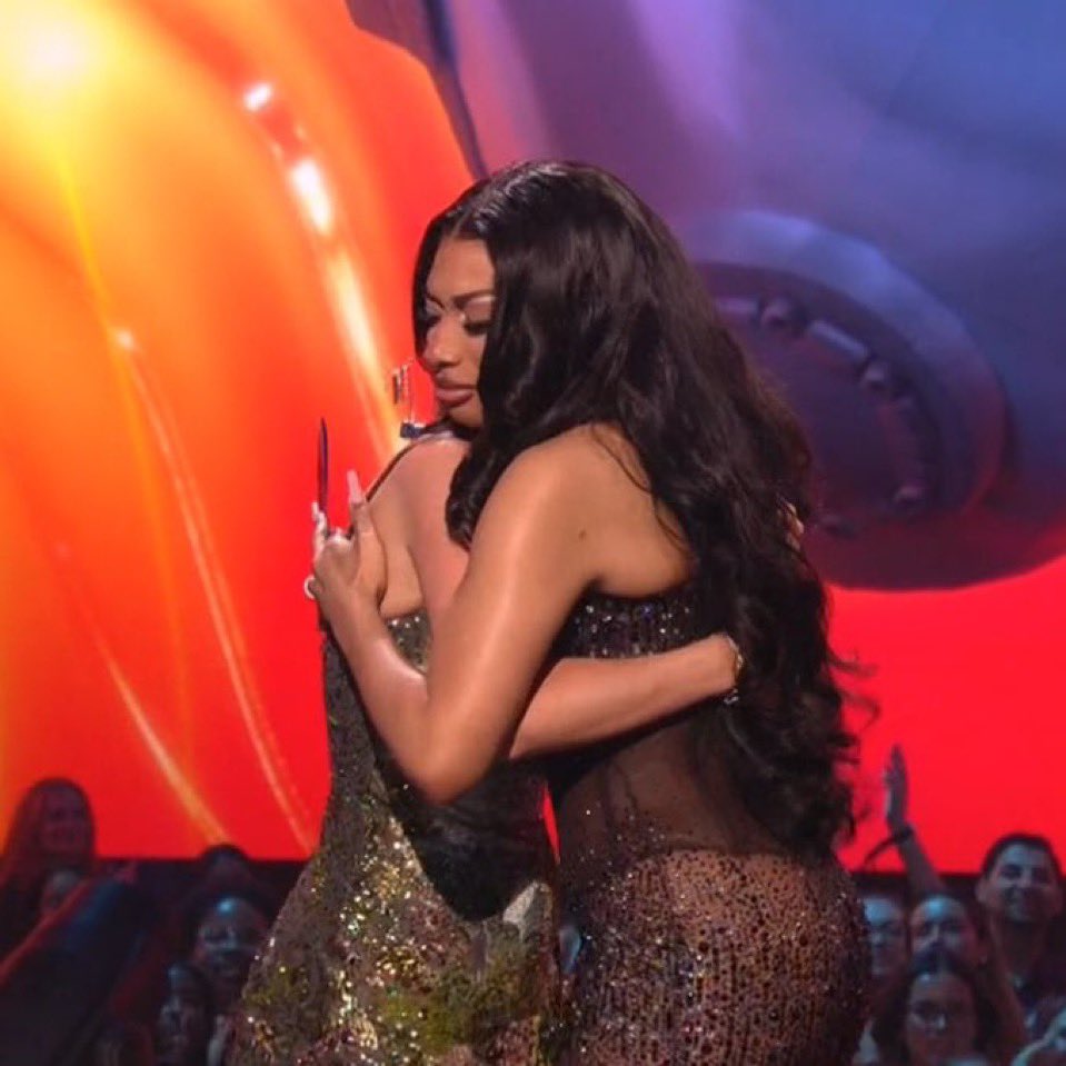 SGxTS_abhay's tweet photo. Taylor Swift and Megan Thee Stallion at #VMAs https://t.co/Un4c1cNXe7