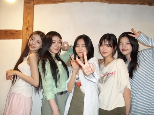 ITZYofficial's tweet photo. 여름이었ㄷr…🍉
청춘이었ㄷr…⭐

잊지 못 할 촌캉스의 마지막까지
오늘 오후 6시에 함께 해요🌼

#ITZY #MIDZY @ITZYofficial
#내생에복날은
#OneSummerDay https://t.co/Wn8cYjz4m2