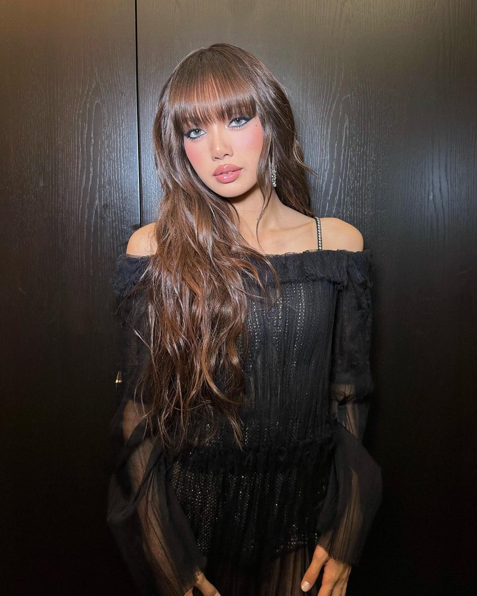 crushourliz's tweet image. ฝันที่ลิลลี่เคยฝัน เมคอัพสายฝอหลุดเซฟโซน หลุดเนเชอรัลลุคเดิมๆ โบกบรัชออนชมพูโทนร้อน ตัดด้วยวาดปากอวบอิ่มสีนู้ดสุภาพ กับแผงขนตาและคอนแทคเลนส์สีเทา ผมดัดลอน ชุดเปลือยไหล่ซีทรู ถูกต้องทั้งหมด

LISA OUR BEST KPOP 
#LISA_VMAs2ndWin

ROCKSTAR LISA ON VMAS
#LISAisBACK_VMAs 
#VMAs