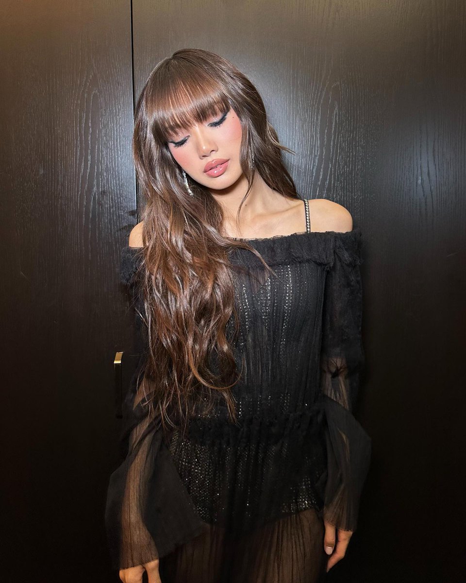 crushourliz's tweet image. ฝันที่ลิลลี่เคยฝัน เมคอัพสายฝอหลุดเซฟโซน หลุดเนเชอรัลลุคเดิมๆ โบกบรัชออนชมพูโทนร้อน ตัดด้วยวาดปากอวบอิ่มสีนู้ดสุภาพ กับแผงขนตาและคอนแทคเลนส์สีเทา ผมดัดลอน ชุดเปลือยไหล่ซีทรู ถูกต้องทั้งหมด

LISA OUR BEST KPOP 
#LISA_VMAs2ndWin

ROCKSTAR LISA ON VMAS
#LISAisBACK_VMAs 
#VMAs