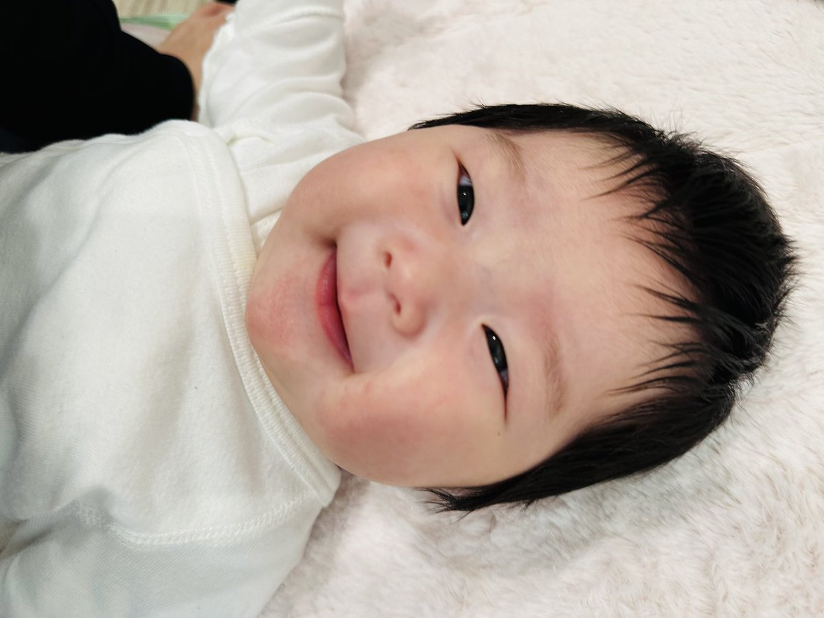 娘が笑うようになったのが
2ヶ月になる前くらいなんやけど

「ちゃんと笑ってる😳!」

って初めて気付いた時
私にとっては産んだ時よりも
感動するものがあって涙溢しながら
幸せな気持ちで笑って抱きしめたなぁ。

今の時代って
現像する時間を待たずにすぐ写真を
見返せるのほんと恵まれてるよね☺️