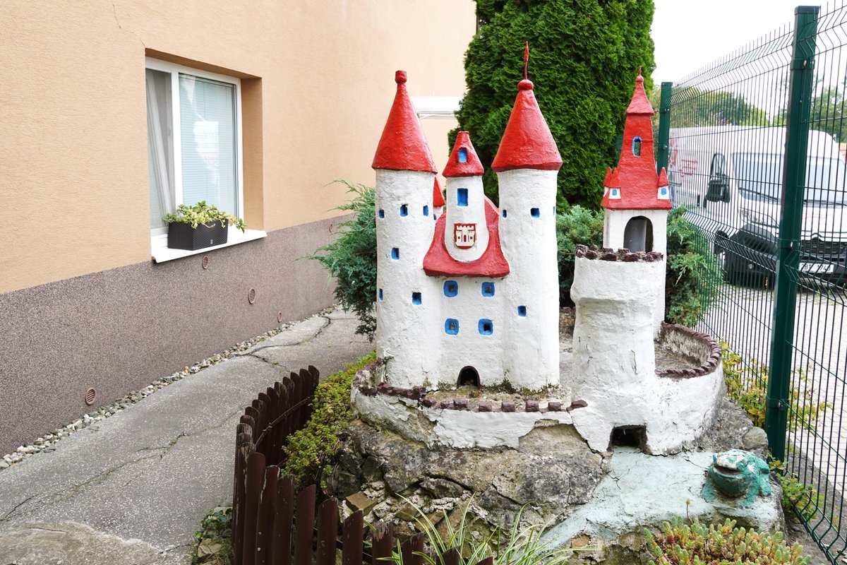 moravskyturista's tweet photo. Pár řádků o dětské trase Veselím nad Moravou aneb Do nejužší ulice se vešel celý zámek https://t.co/CzZbDJn8Lz #slovacko #veseli https://t.co/A6WxFZLaBV