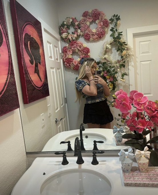 Bend me over the sink if you wanna ? https://t.co/NQ8hwHXOpk