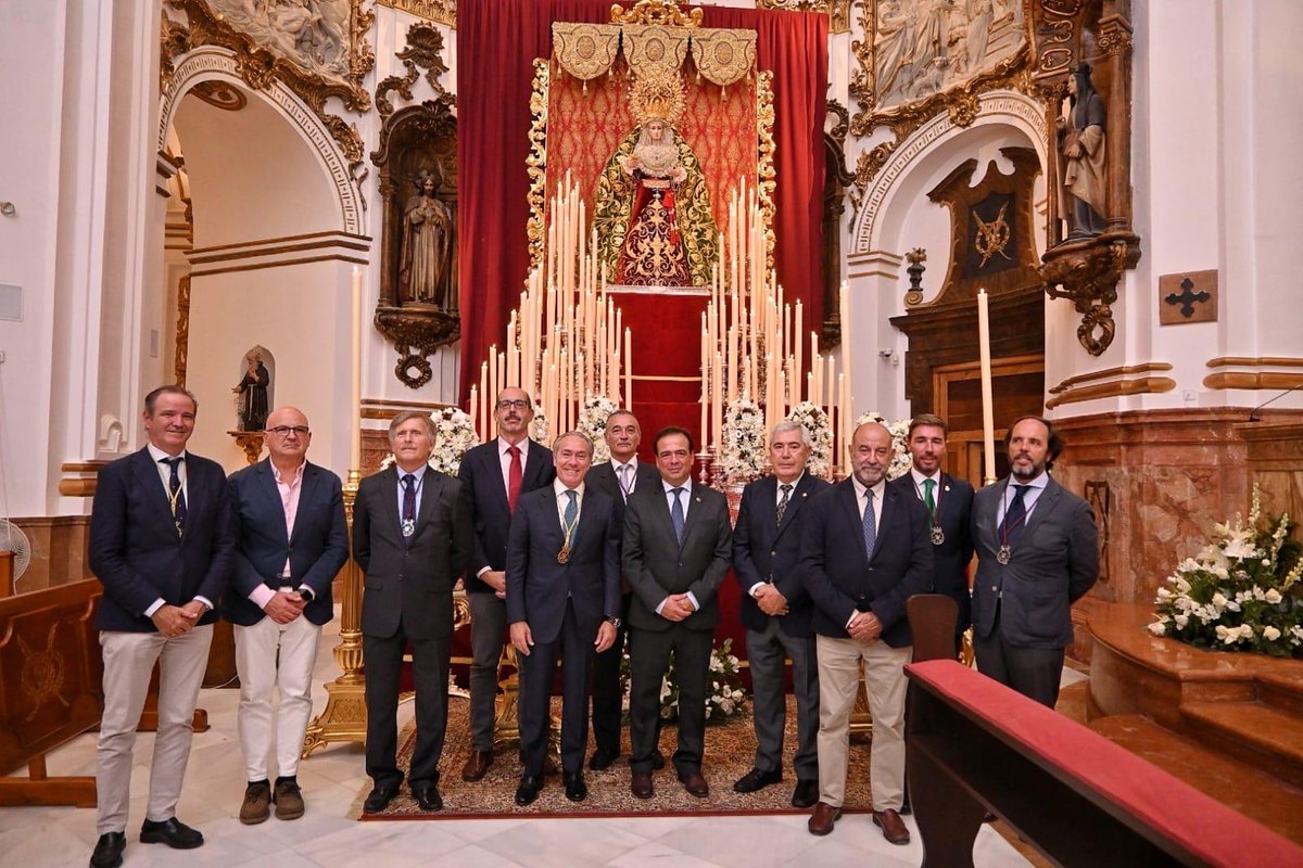 Crucifixion_MLG's tweet photo. Nuestra Hermandad recibe la medalla conmemorativa del 75 Aniversario de la Bendición de María Santísima de Gracia y Esperanza.
Agradecemos a nuestra querida  @Estudiantes_mlg   tal distinción, rogando a Nuestros Sagrados Titulares les sigan guiando en el camino de la Fe https://t.co/Bp6saARf7z