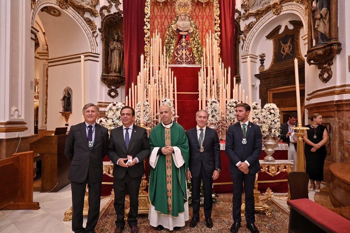 Crucifixion_MLG's tweet photo. Nuestra Hermandad recibe la medalla conmemorativa del 75 Aniversario de la Bendición de María Santísima de Gracia y Esperanza.
Agradecemos a nuestra querida  @Estudiantes_mlg   tal distinción, rogando a Nuestros Sagrados Titulares les sigan guiando en el camino de la Fe https://t.co/Bp6saARf7z